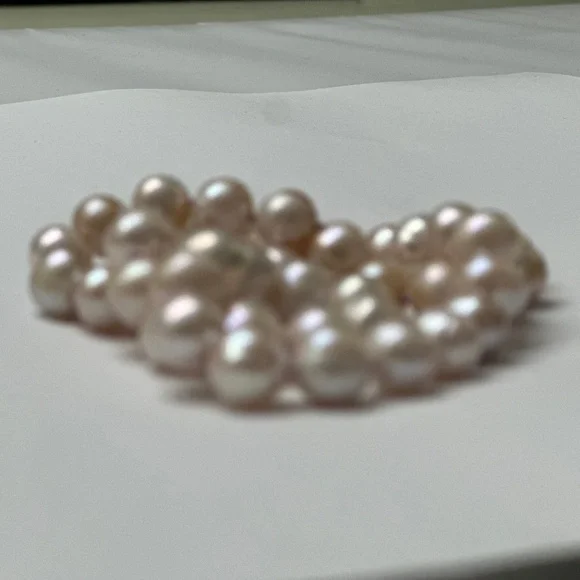 Soft PINK Pearl Necklace - Classic Elegance - Hand Knotted Strand - Picture 6 of 9